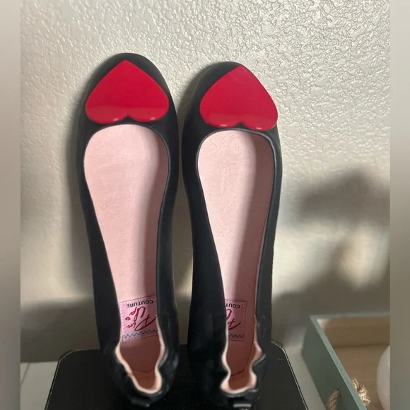 SIZE 8 Women's Black and Red Heart Flats - Picture 2 of 9
